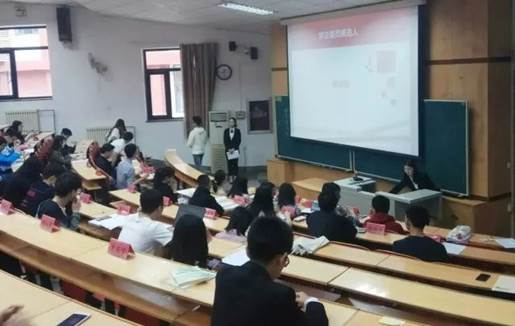 老王论坛
本科生一届十七任学生委员选举大会顺利举办