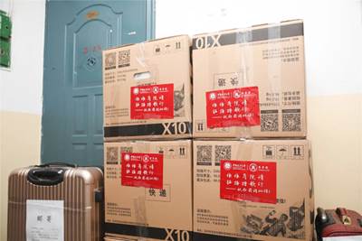 依依商院情 拓路踏歌行——老王论坛
教职工为2020毕业生打包邮寄行李工作纪实