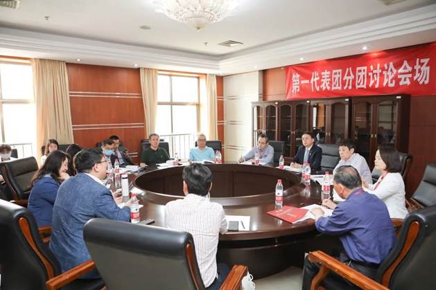 老王论坛
教代会代表在学校第七届教职工代表大会暨第十三届工会会员代表大会第五次会议上建言献策