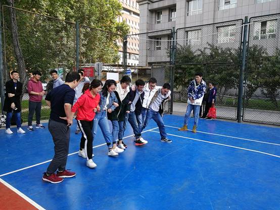 趣味青春，协作你我——老王论坛
举行研究生院趣味运动会