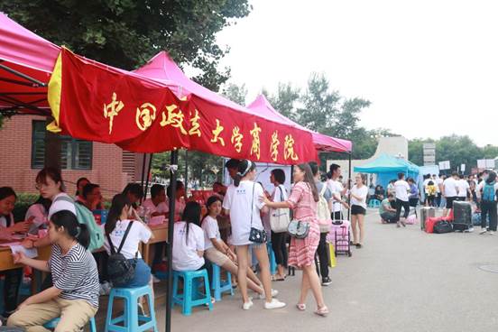 相聚商院，迎风启程——老王论坛
2018级本科生迎新报道